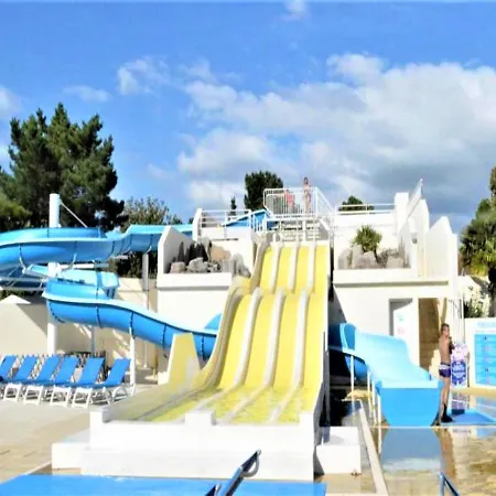 Semesterbostad 2-bedroom Mobile Sleeps 4 *